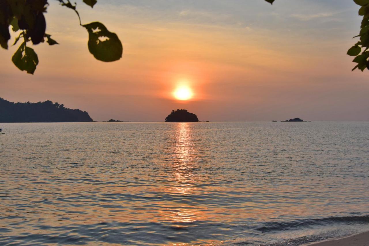 Avi Pangkor Beach Resort Кампонг-Пасир-Богак Экстерьер фото